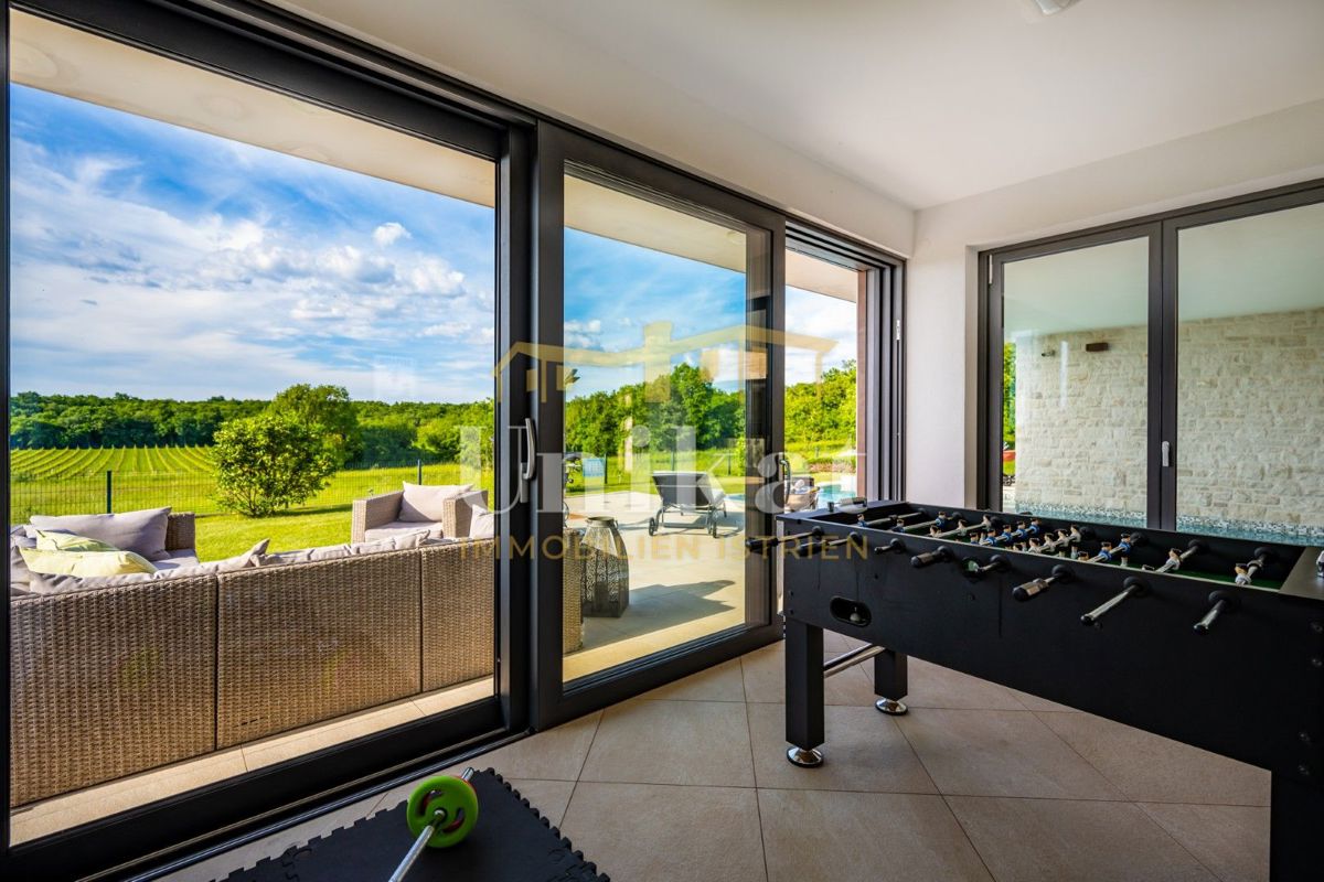 Luksuzna hiša z garažo v kleti - 3 km do morja